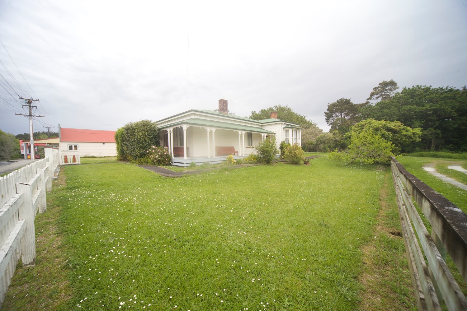 hedge-less garden Green fields await