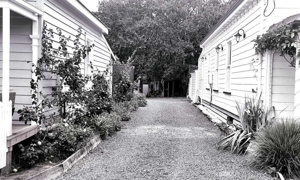 Entrance between the 2 villas